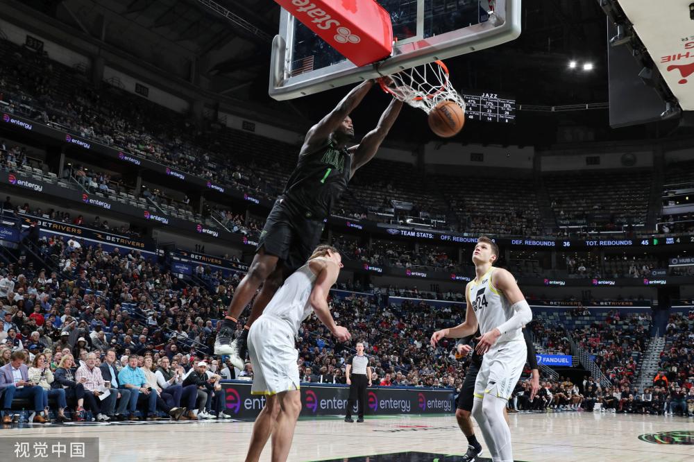 的灯光下 的灯光下